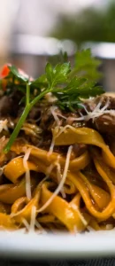 Kurze Röhrennudeln mit dunklem Fleischragout