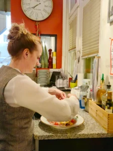 Hausgemachte Pasta mit gebratenen Scampi, Kirschtomaten und frischen Kräutern im La Villetta.