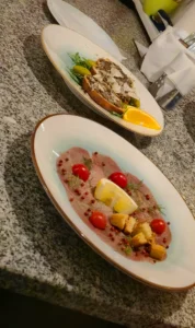 Knackiger gemischter Salat mit Rinderstreifen, Tomaten und dunklem Balsamico-Dressing.
