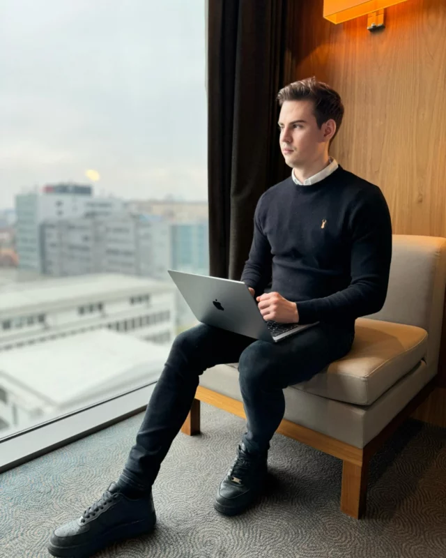 Kann mich eine Website branden? 🤔

Die Website ist der Inbegriff von Branding. Selbst wenn du denkst, kein Branding zu benötigen, hast du dennoch eins!

Für Außenstehende ist deine Website ein Schaufenster deines Unternehmens. 

👉 Hast du keine Website, existierst du online nicht.
 
👉 Hast du eine 0815-Website, führt es zu 0815-Wahrnehmung und weniger solventen Kunden. 

👉 Hast du eine hochwertige Website, dann lässt es auch deine Expertise ebenfalls hochwertig erscheinen. 

Warum es also die Wahrnehmung deines Unternehmens nicht bewusst steuern?

Kleider machen Leute und so ist es auch mit Websites.

Besser online aussehen, durch Storytelling eine fesselnde Geschichte erzählen, mit Farben und Bildern Interesse wecken, sowie knackige Texte, die dein Angebot auf den Punkt bringen – all das kann bewirken, dass du als Traumanbieter wahrgenommen wirst. 

Der erste Eindruck entscheidet, ob jemand kauft oder nicht. Ob jemand sich mehr mit deinem Unternehmen beschäftigt oder nicht. Ob jemand dich als kompetent einstuft oder nicht. All das passiert in wenigen Sekunden.

Es spielt keine Rolle, ob du das beste Produkt der Welt hast, wenn die wahrgenommene Qualität nicht vermittelt wird.

Welche Ergebnisse kann eine hochwertige Website liefern?

💎 Leichter höhere Preise durchsetzen
💎 Mehr Vertrauen und Status
💎 Mehr hochwertige Leads
💎 Bessere Termine
💎 Profitablere Abschlüsse

Das heißt also, allein der Aufbau der Webseite selbst kann dafür sorgen, dass du drastisch bessere Ergebnisse bekommst.

Wenn du erfahren möchtest, wie ein hochwertiges Branding auch für dein Business aussehen kann, dann

👉 Besuche www.stefansommerfeld.de und vereinbare ein Beratungsgespräch.

#webdesign #seo #onlinemarketing #marketing #branding #stefansommerfeld #ssomedia #offenburg #ortenau #ortenaukreis #gengenbach #appenweier #schutterwald #freiburgimbreisgau #badenbaden #karlsruhe